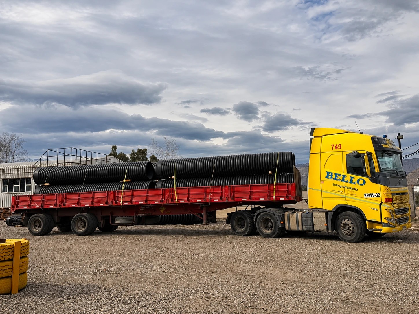 Camión con transporte de tuberías HDPE para suministros industriales